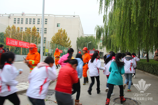 西安海棠学院隆重举行“消防安全月”火灾应急疏散演练活动